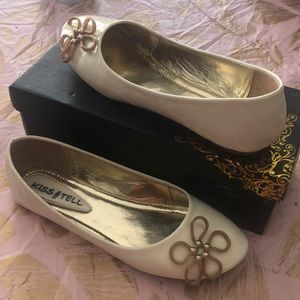 Kiss & Tell 2 pairs of flats